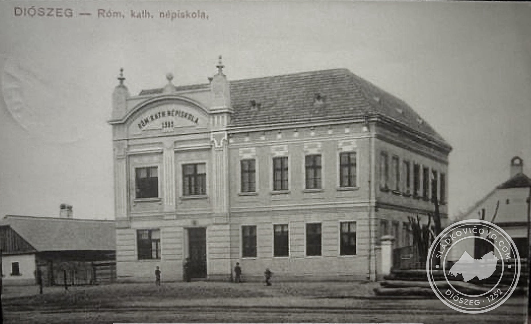 Rímskokatolícka Ľudová škola okolo roku 1912.