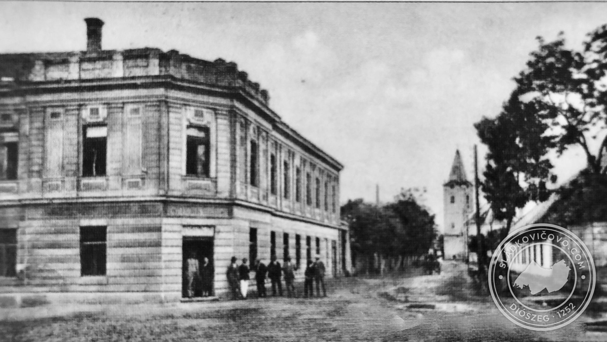 Cukrovarská ulica asi v tridsiatych rokoch 20. storočia. Vľavo Wollnerov dom, na pozadí kostol. Za chrbtom fotografa (mimo záber) je budova kasína.