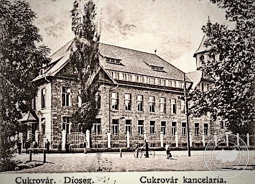 A cukorgyár irodaépülete és főkapuja egy 1923-as képeslapon.