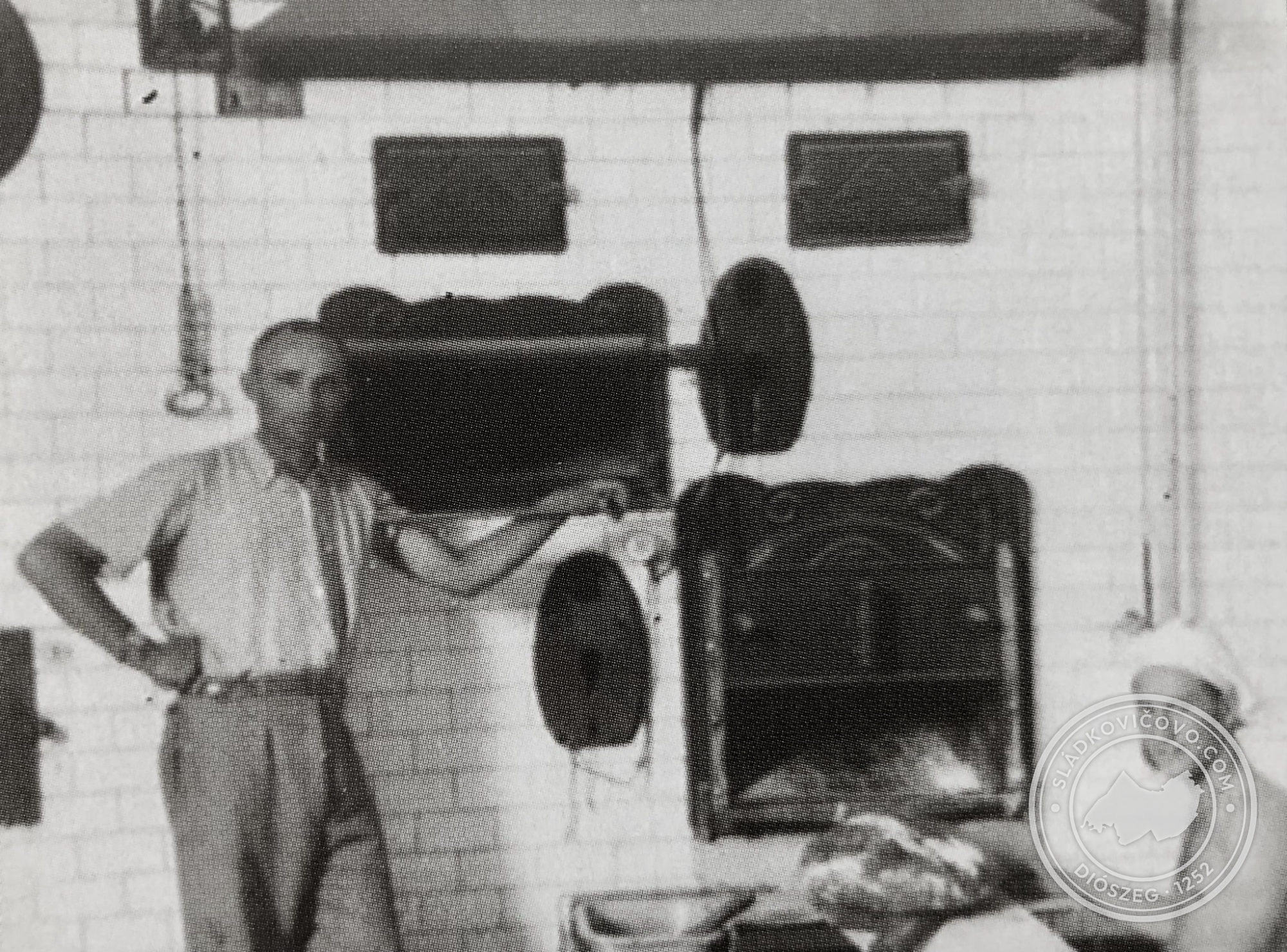 MAJSTER pekár pán Preisinger vo svojej pekárni. Jeho výrobky kupovalo široké okolie Diószegu. V spomienkach sa mi vynára ako babka namiesila zemiakové cesto, vložila do oválneho košíka, označila cedulkou v tvare srdiečka s menom a špacír do pekárne. Na dohodnutý čas sme sa potom vrátili pre ešte teplučký, rozvoniavajúci, chrumkavý chlebík. Nevedel som sa dočkať príchodu domov, aby mi babka odkrojila konček. Na jeho vôňu a chuť nikdy nezabudnem...