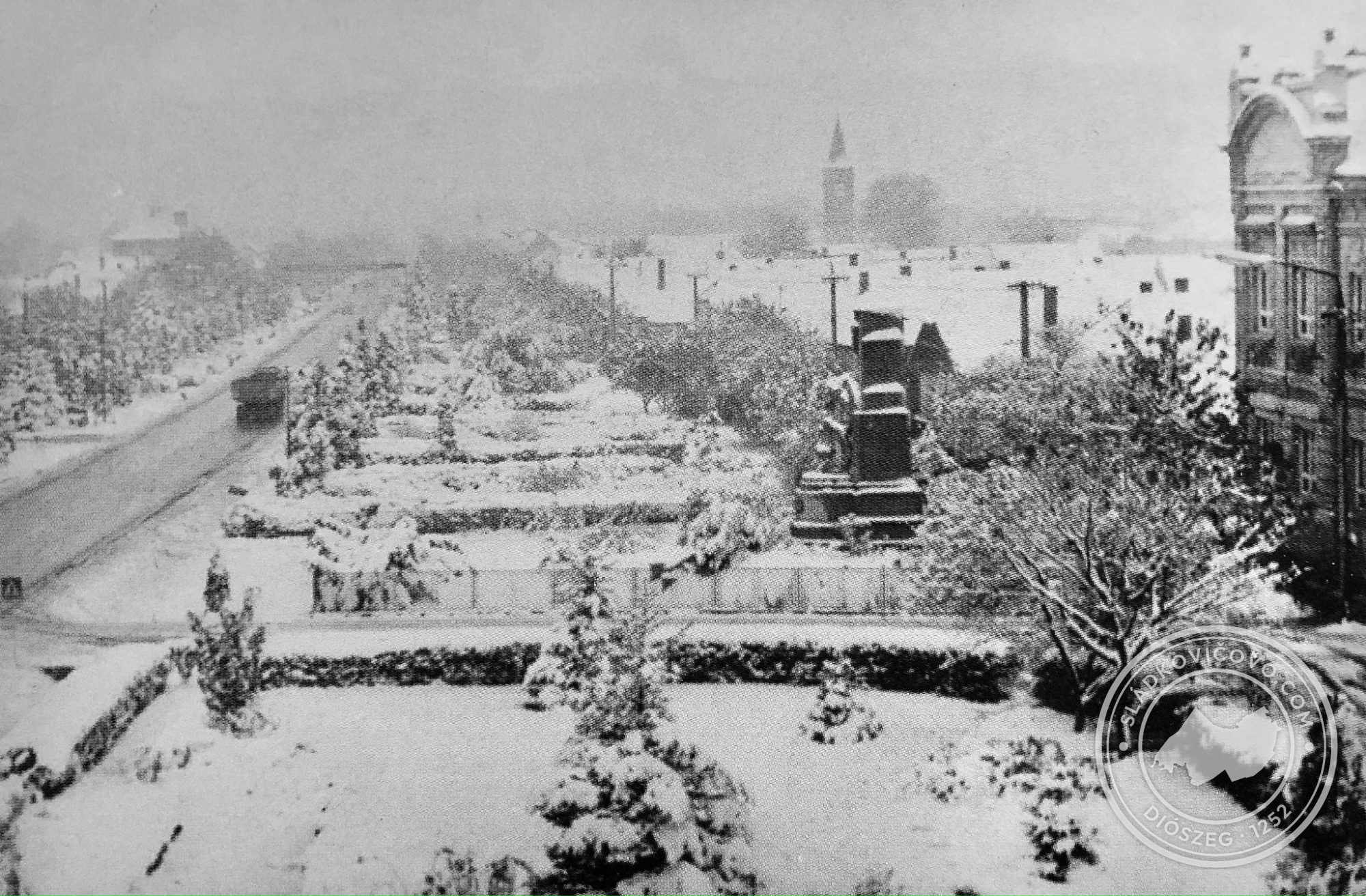 Hlavná ulica v zime, rok 1969. (poštová adresa: Fučíkova)