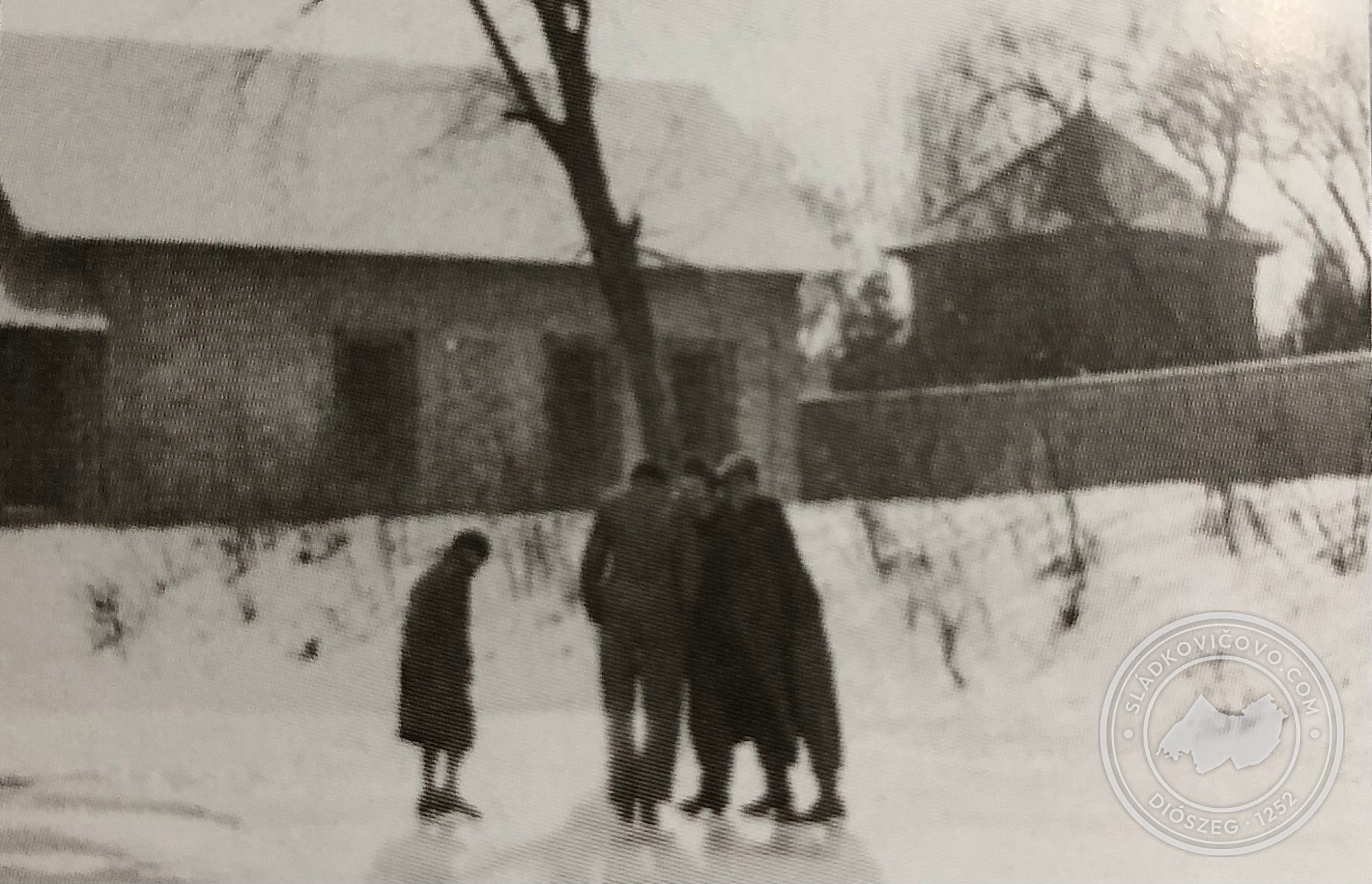 Korčulovanie na prívodnom kanáli vody Dudváhu do cukrovaru v roku 1947. Na pozadí mauzóleum rodiny Kuffnerových.