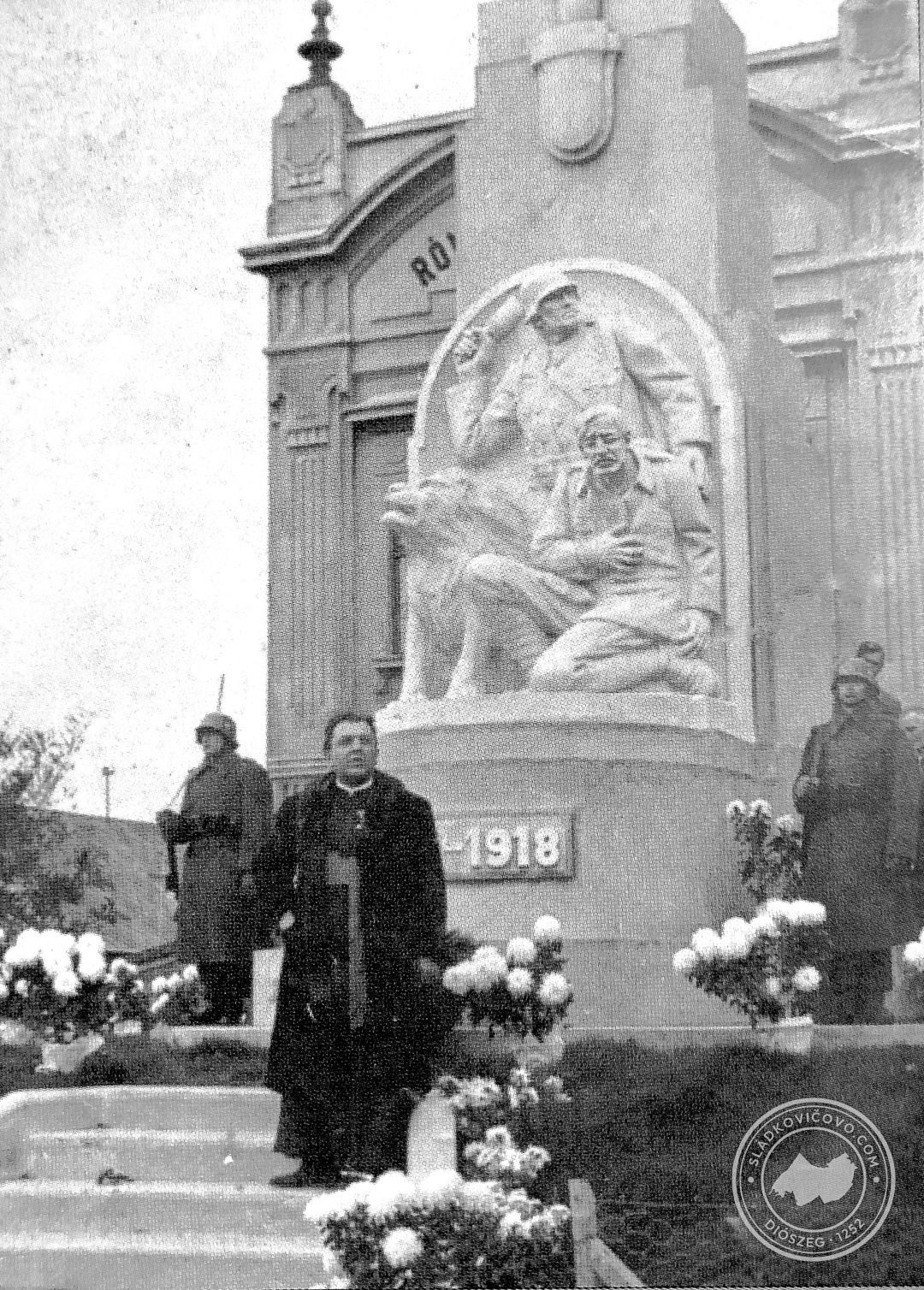 Az első világháborúban elesett hősök emlékművének ünnepélyes leleplezése és felszentelése 1942-ben. Középen József Lengyelfalusy plébános úr.