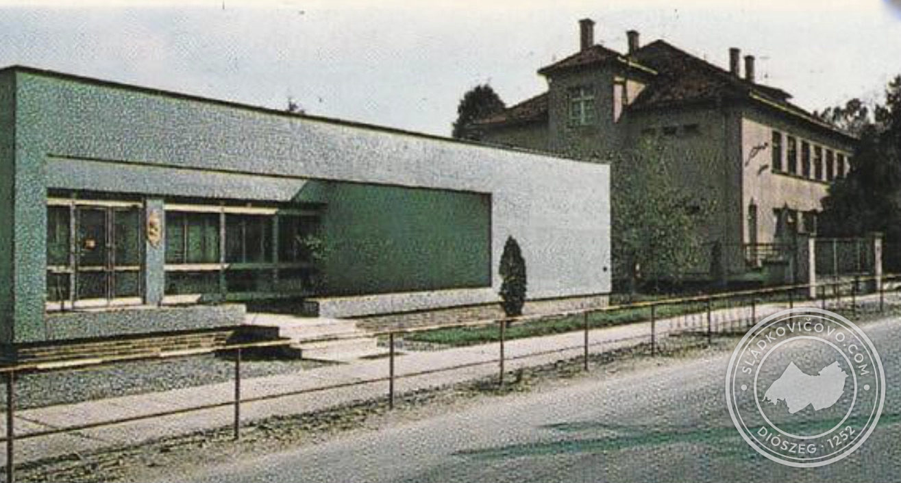 A gyógyszertár és a kórház 1970 körül.