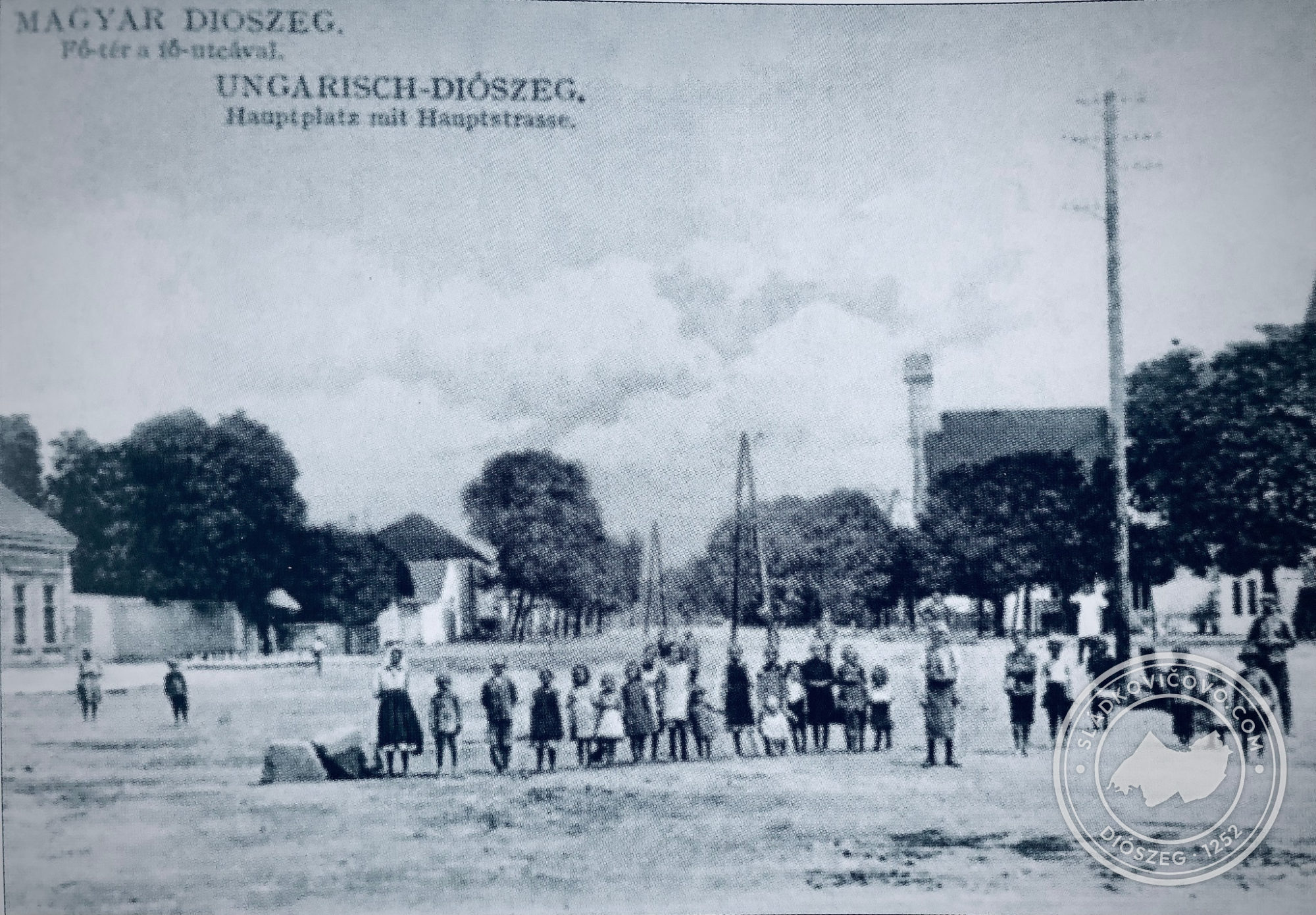 Na námestí v dvadsiatych rokoch 20. storočia.