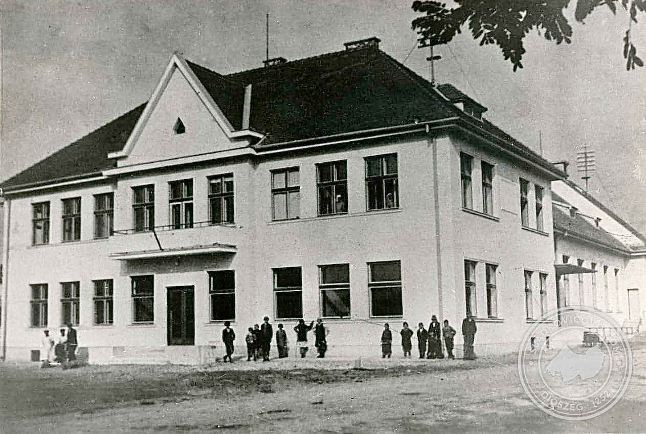A régi kultúrház (akkor még új) egy 1931-es fényképen.