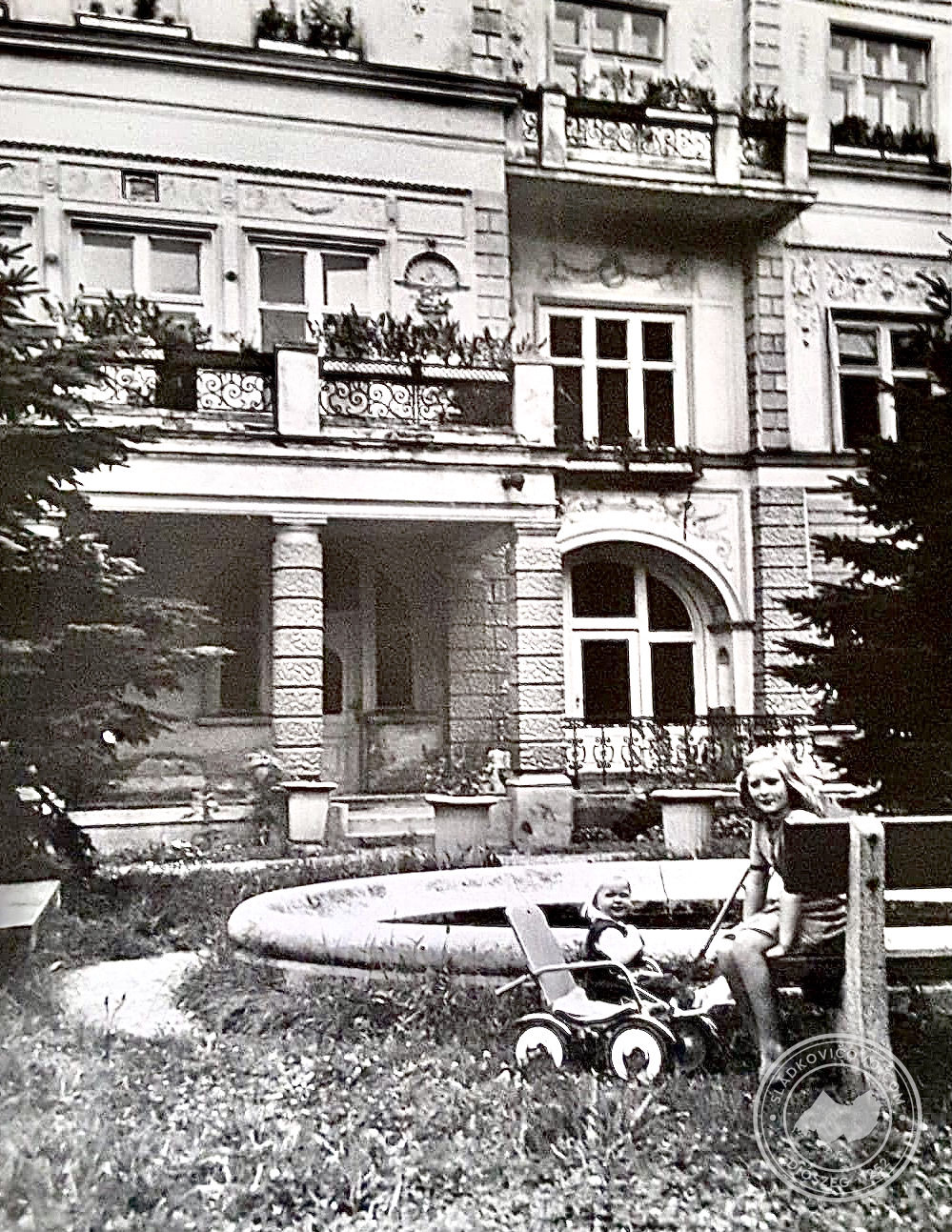 Pri fontáne na nádvorí kaštieľa v roku 1975.