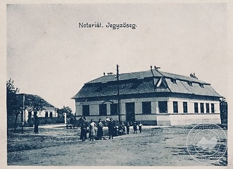 A régi és az új Községháza (Jegyzőség) egy képeslapon a múlt század 20-as éveiből.