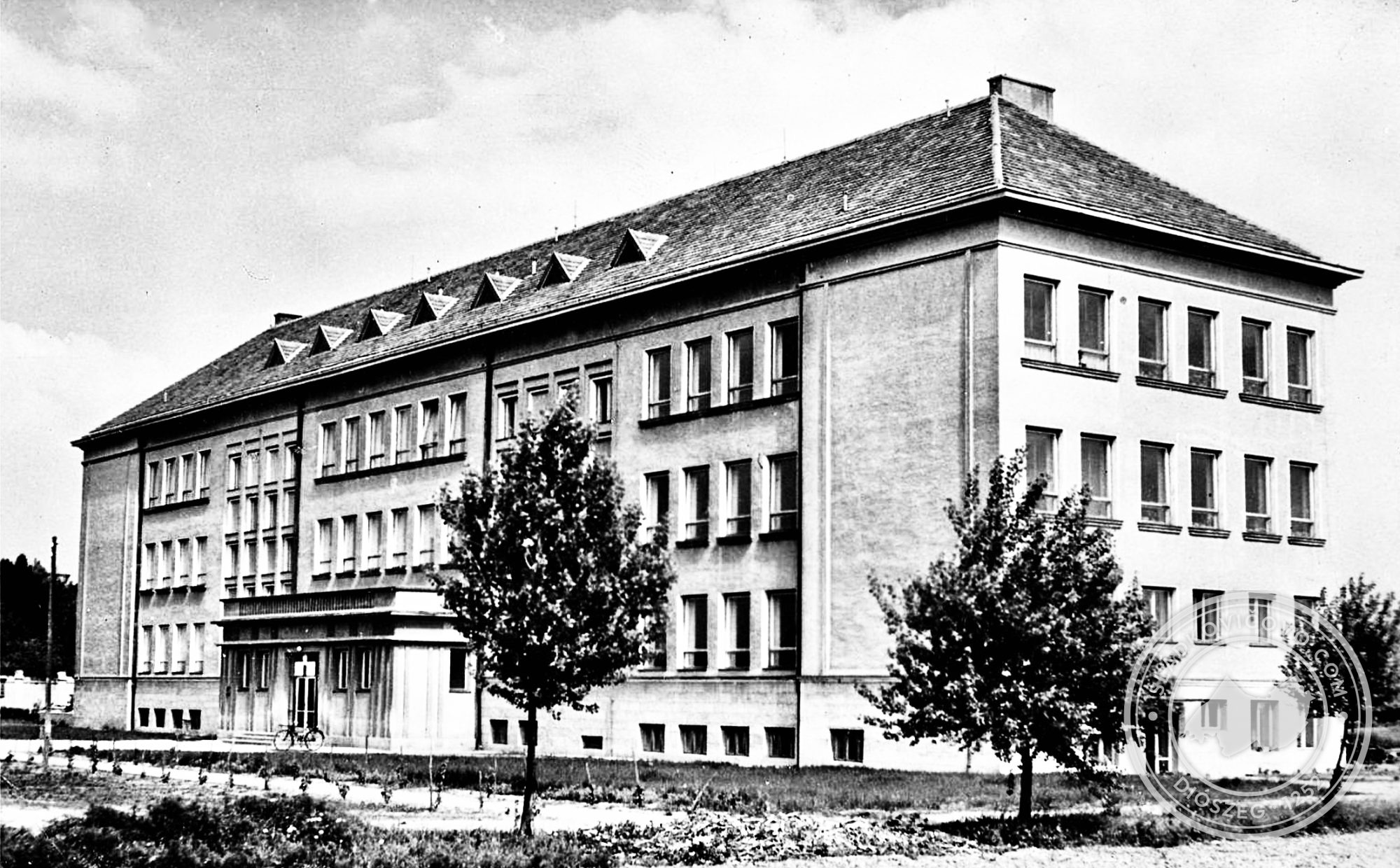 A kilencéves alapiskola az Iskola utcában a 20. század 60-as éveiben.