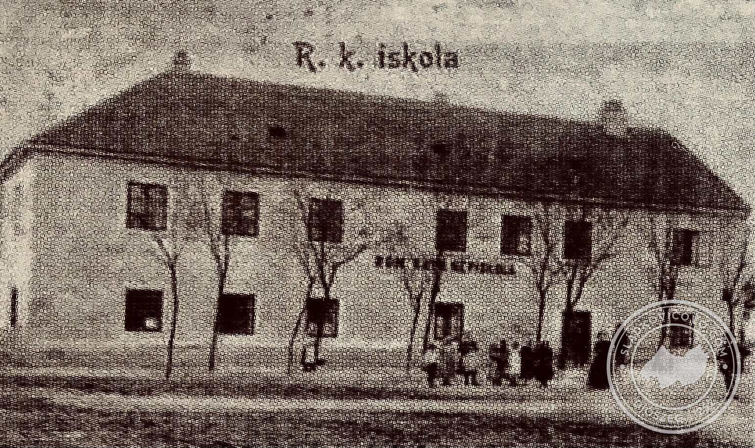 Római katolikus népiskola-Rímskokatolícka ľudová škola a régi kultúrház emeletes szárnyában egy 19. század végi képeslapon.