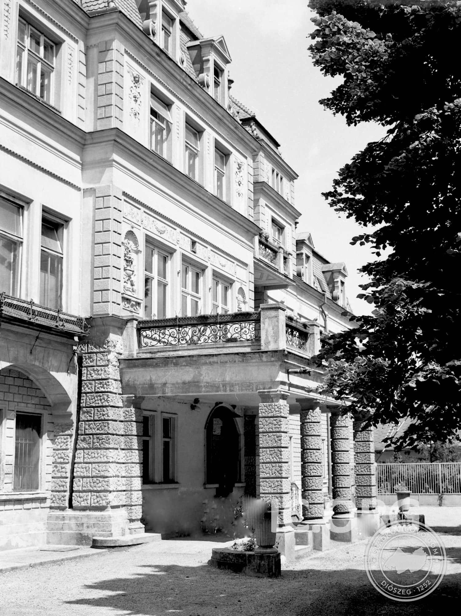 Zadná časť kaštieľa na fotografii z roku 1977.