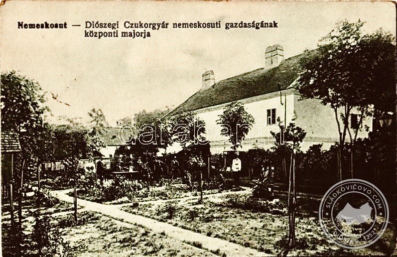 Az 1940 körül készült képeslapon a Diószegi cukorgyár gazdaságának központi majorja látható a szomszédos Nemeskosút községben.