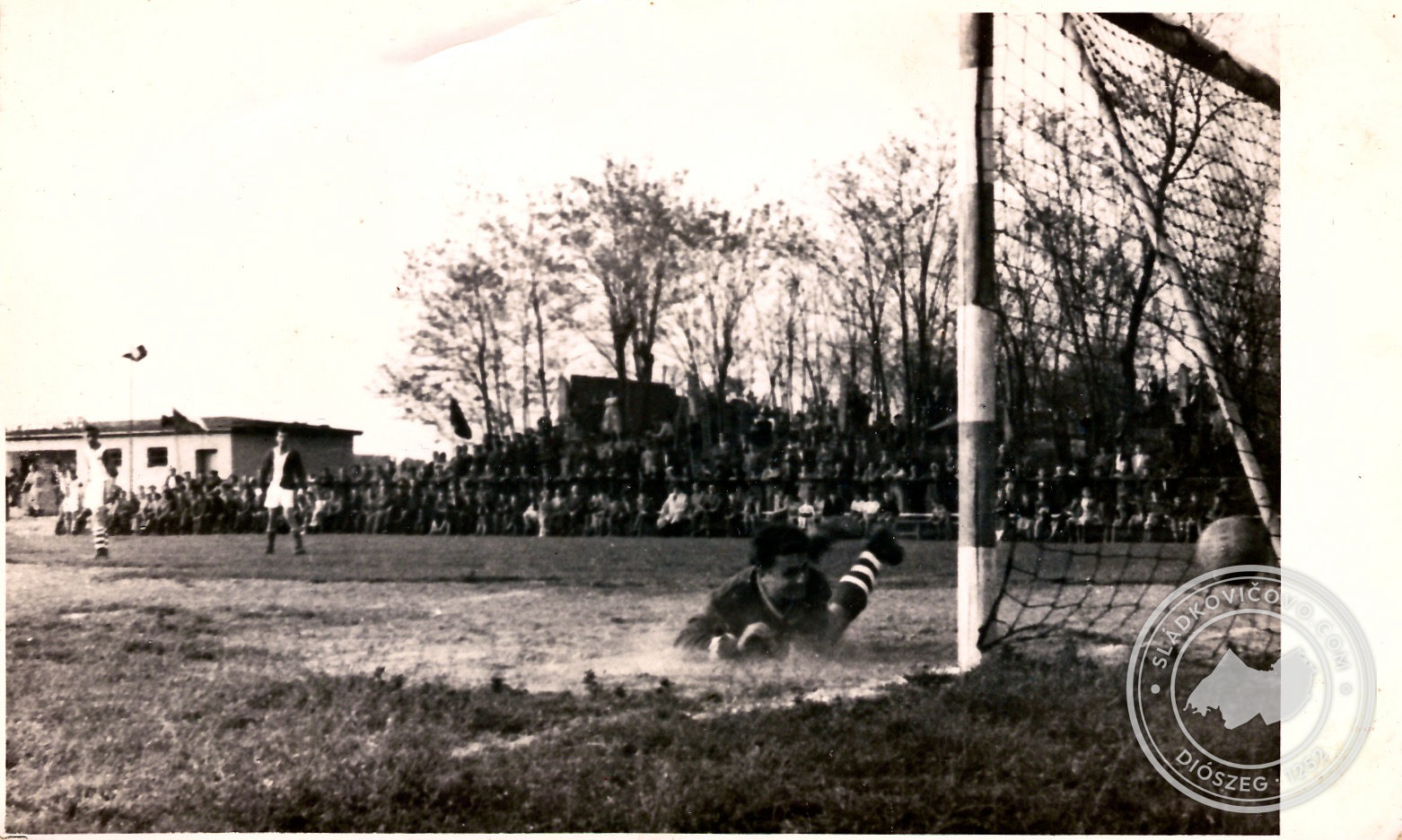 Mellé - Vedľa… Fotograf a Džeki (Otto Vavrik st.) v akcii. Dobrý futbal v 60. rokoch 20. storočia prilákal aj početný tábor fanúšikov.