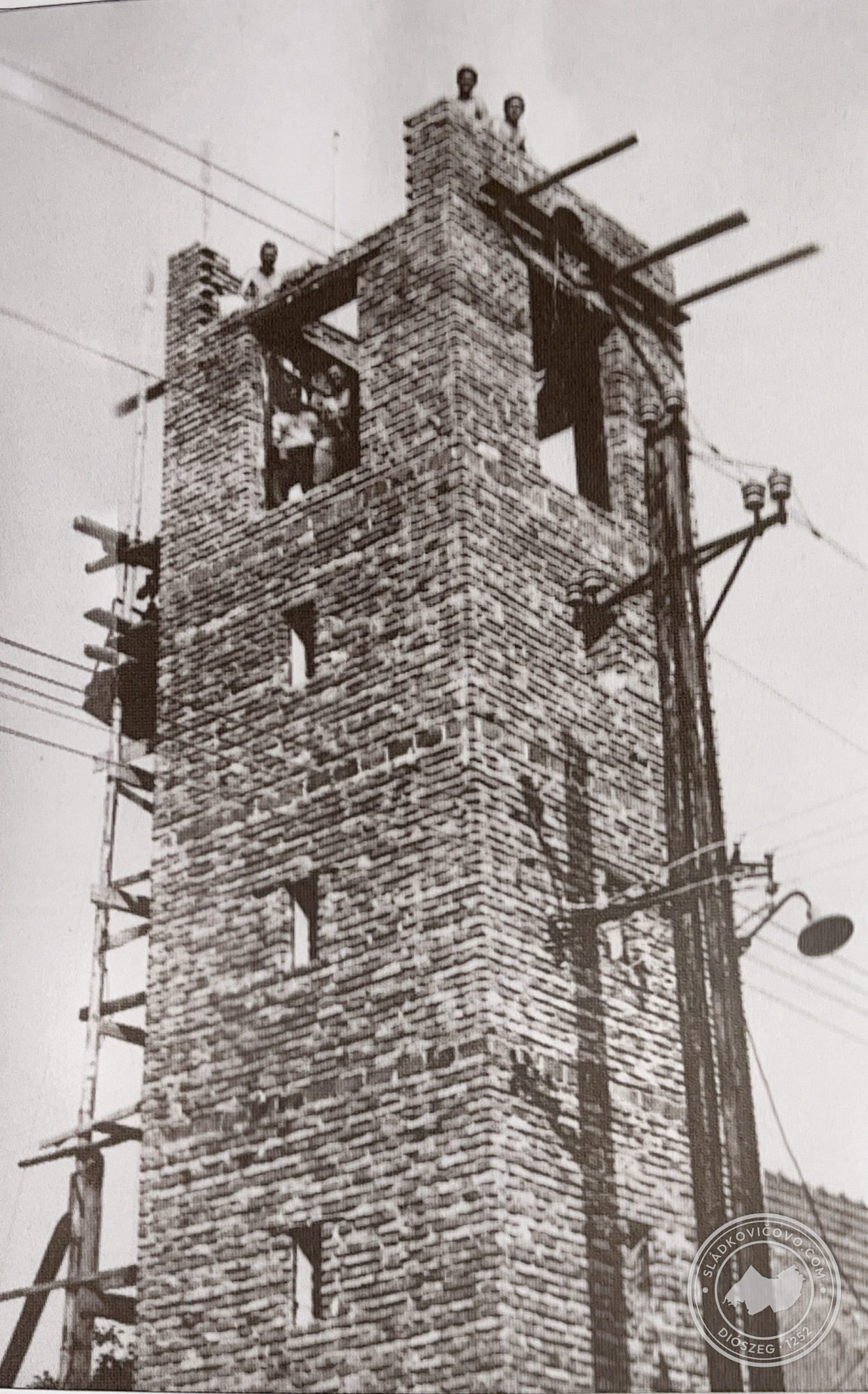 Az evangélikus templom tornyának építése 1969-ben.