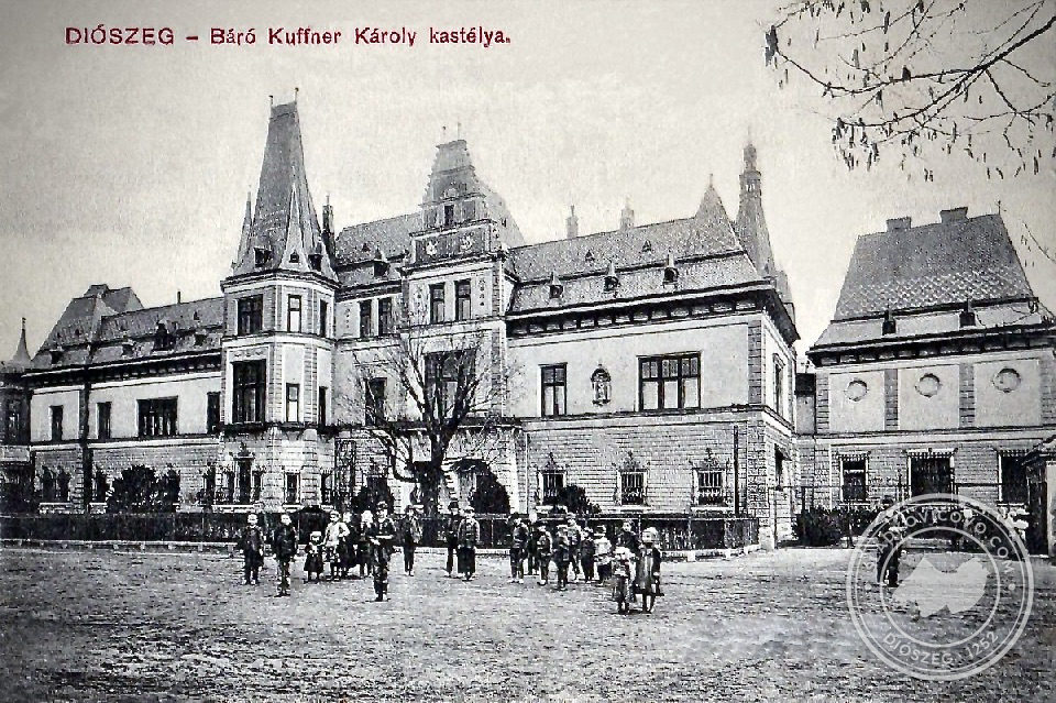 Kaštieľ vo svojej pôvodnej podobe na pohľadnici z prvej dekády 20. storočia.