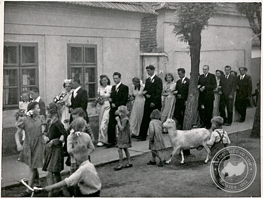 Na fotografii z roku 1952 je svadobný sprievod na Hlavnej ulici.