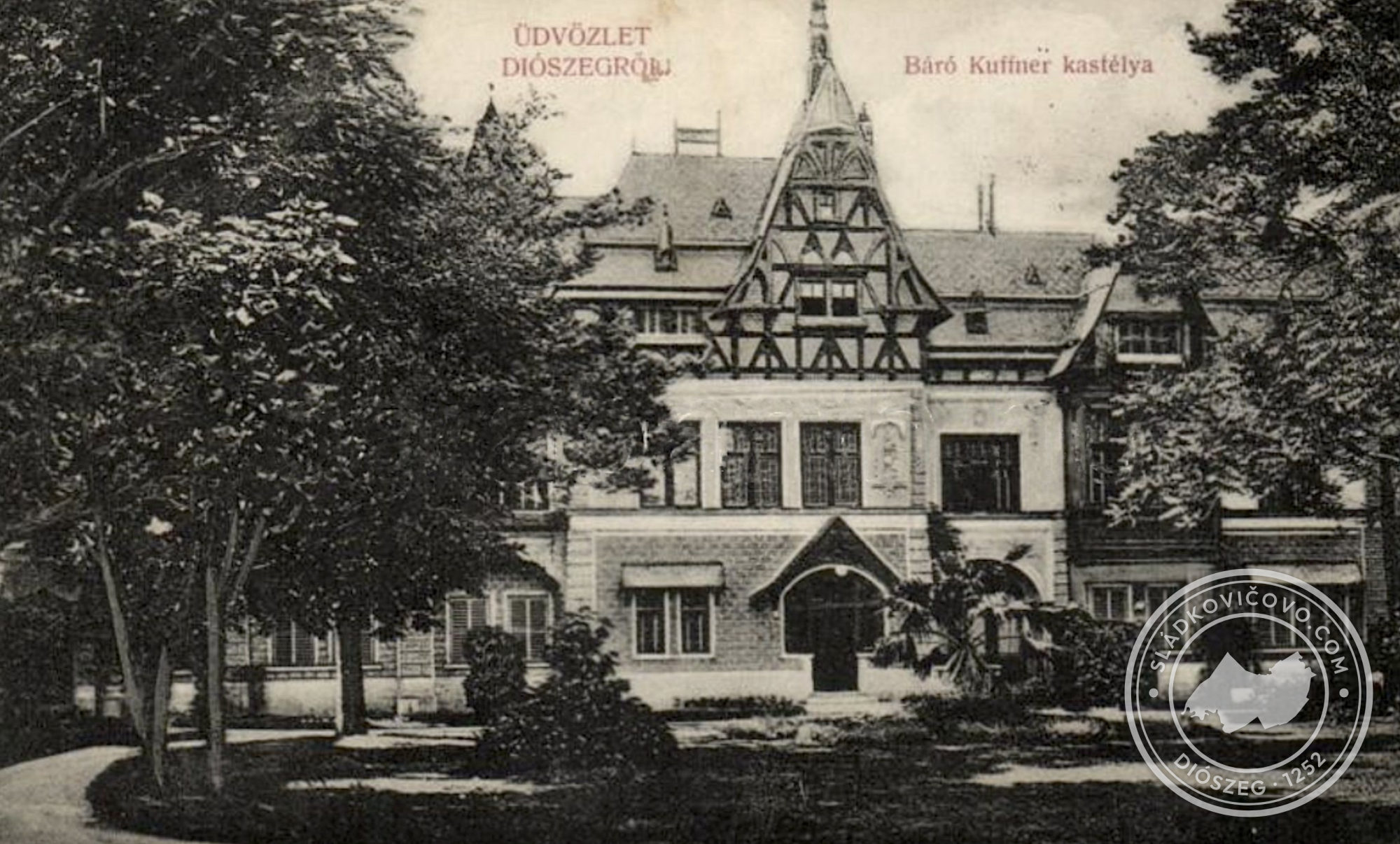 Az eredeti eklektikus kastély déli homlokzata a park egy részével egy 19. század utolsó évtizedéből származó képeslapon.