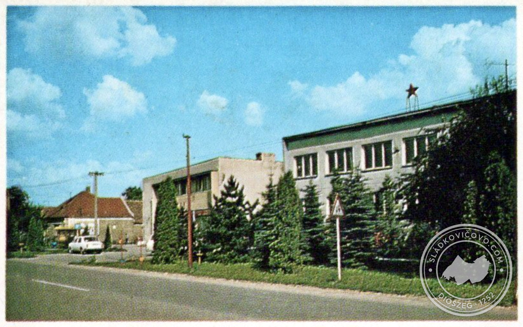 Budovy "Dom služieb" a "Priemyselné služby" na Hlavnej ulici na fotografii z konca 70. rokov 20. storočia.
