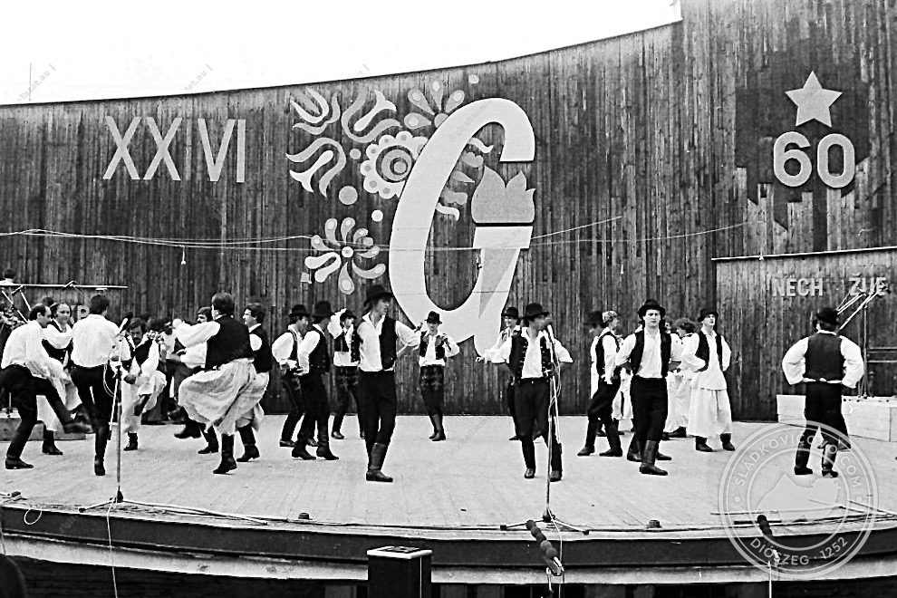 Új Hajtás Gombaszögön 1980-ban, közös tánc.