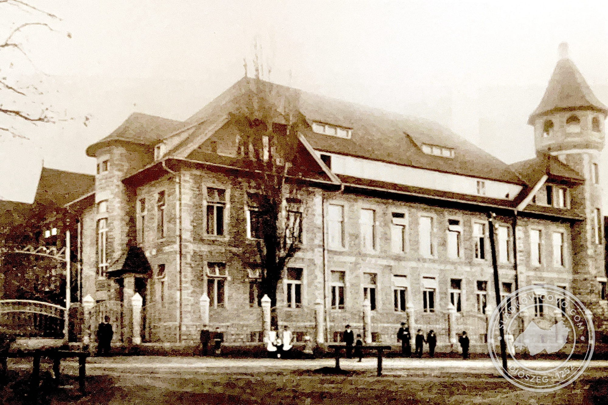 Fénykép a 20. század második évtizedéből.